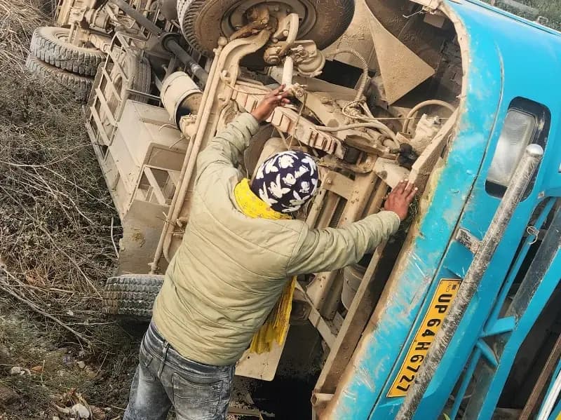 Sonbhadra News: सवारियों से भरी निजी बस पलटी, एक स्कूली छात्र सहित आधा दर्जन से अधिक यात्री घायल.