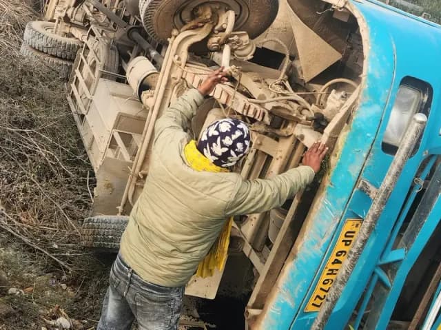 Sonbhadra News: सवारियों से भरी निजी बस पलटी, एक स्कूली छात्र सहित आधा दर्जन से अधिक यात्री घायल.