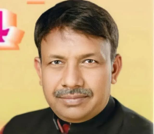 Chandauli News: कानून व्यवस्था, किसानों सहित विभिन्न समस्याओं को लेकर सपा का डीएम को ज्ञापन, आंदोलन की चेतावनी.
