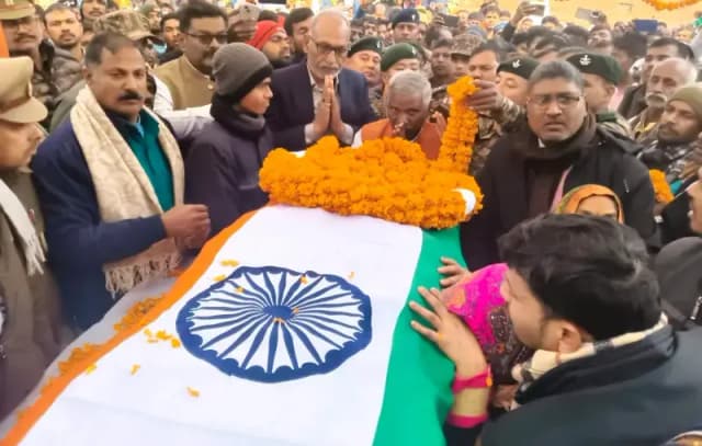 Chandauli News: सेना के जवान अरविंद मौर्य को नम आंखों से दी गयी अंतिम विदाई.
