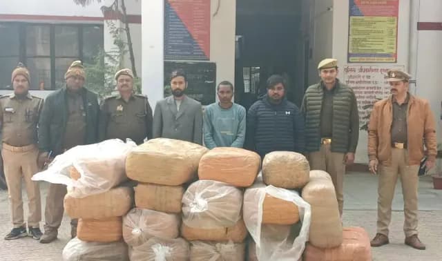 Chandauli News: मछली सप्लाई की आड़ में गांजा तस्करी का खुलासा, ट्रक से 435.5 किलो गांजा बरामद.
