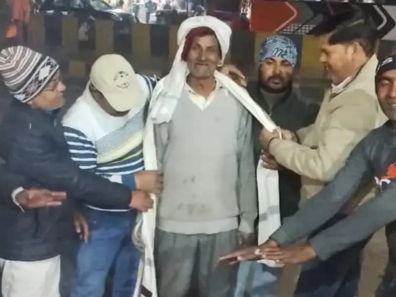 Sonbhadra News: पुनीत कार्य के लिए कन्हैया मौर्या सम्मानित, बस स्टैंड पर रात भर आग की व्यवस्था कर करते हैं कन्हैया समाज सेवा.