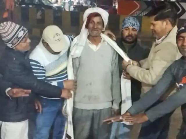 Sonbhadra News: पुनीत कार्य के लिए कन्हैया मौर्या सम्मानित, बस स्टैंड पर रात भर आग की व्यवस्था कर करते हैं कन्हैया समाज सेवा.