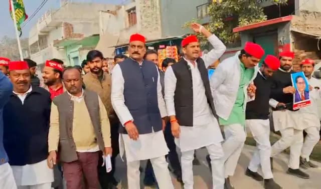 Chandauli News: सीएम योगी को ज्ञापन देने जा रहे सपाइयों को पुलिस ने रोका, हुआ हंगामा.