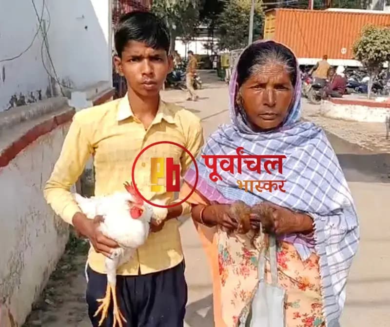 Chandauli News: मुर्गा मुर्गी लेकर पीड़ित परिवार पंहुचा थाने, बेजुबानो को जहर देने का आरोप.
