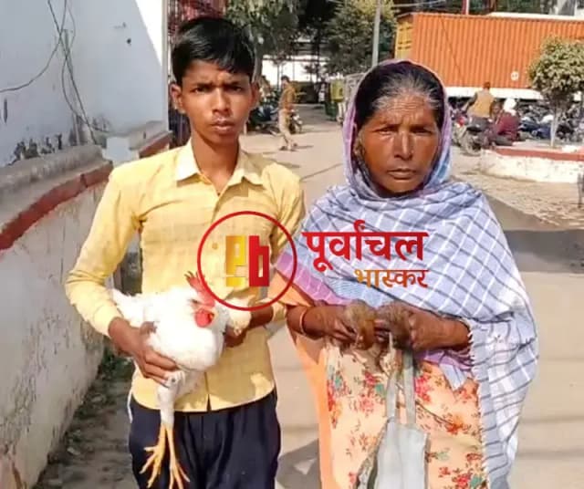 Chandauli News: मुर्गा मुर्गी लेकर पीड़ित परिवार पंहुचा थाने, बेजुबानो को जहर देने का आरोप.