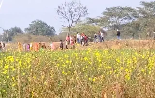 Chandauli News: जमीनी विवाद में दो पक्षों में हुआ संघर्ष और पत्थरबाजी, वृद्ध महिला गंभीर रूप से घायल.
