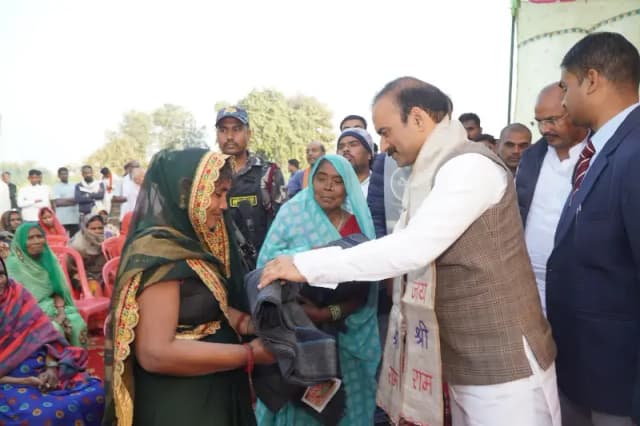 Chandauli News: ठंड से राहत के लिए सैयदराजा विधायक ने जरूरतमंदों में बांटे कंबल.
