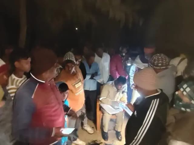 Sonbhadra News: आग तापते समय बुजुर्ग महिला की मौत, पति झुलसा, पुआल डालने से तेज हुई आग की चपेट में आए दम्पत्ति.