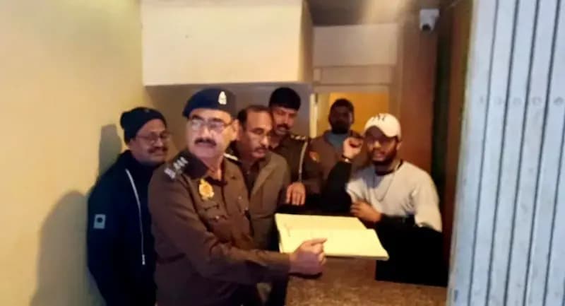 Chandauli News: होटल व गेस्ट हाउस पर पुलिस की औचक कार्रवाई, संचालकों में मचा हड़कंप.
