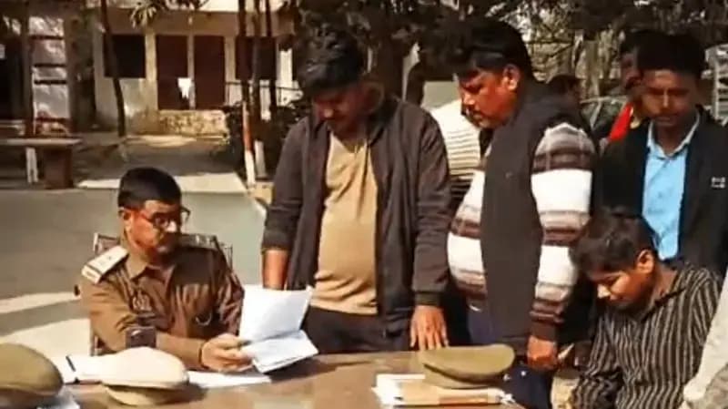 Sonbhadra News: गैर-हिंदू युवकों पर मंदिर में पेशाब करने का आरोप, गांव में तनाव बरकरार, तीन हिरासत में.