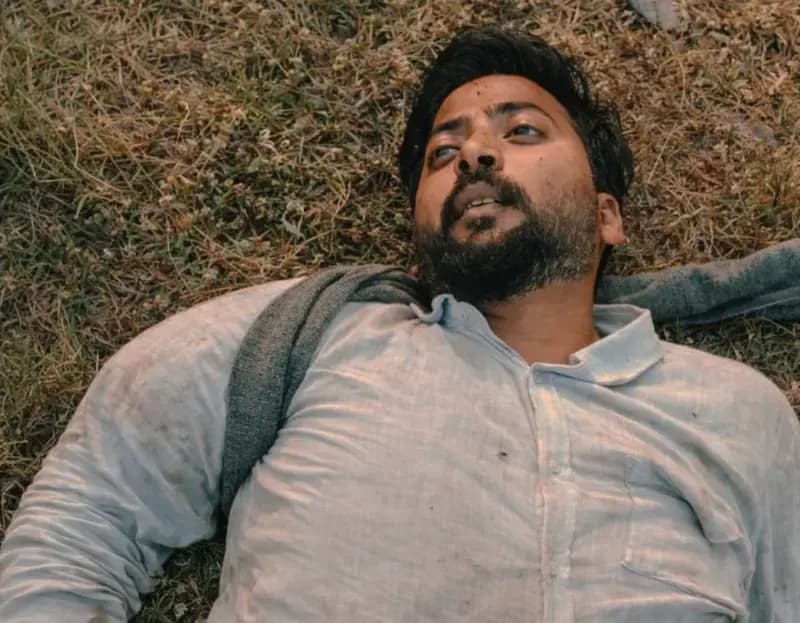 Chandauli News: ट्रेन से गिरकर वेंडर की दर्दनाक मौत, परिवार में मचा कोहराम.

