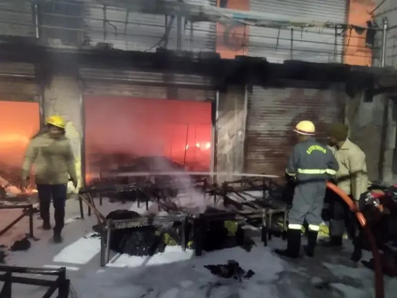 Sonbhadra News: शॉर्ट सर्किट से कपड़ा दुकान में लगी आग, सामान जलकर खाक, मामूली रूप से युवक झुलसा.