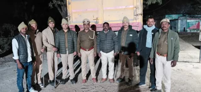 Chandauli News: अवैध खनन पर वन विभाग की बड़ी कार्रवाई, बोल्डर लदा हाइवा ट्रक जब्त.
