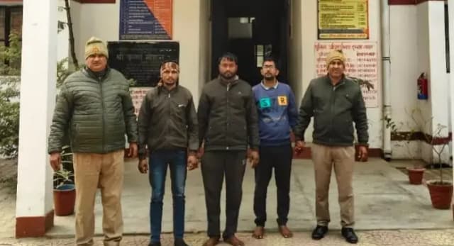 Chandauli News: तीन गोवंश तस्कर गिरफ्तार, दो मैजिक से मुक्त कराये गए तीन गोवंश.
