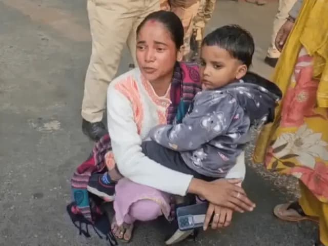 Sonbhadra News: परियोजना गेट पर बच्चों संग महिला का धरने का वीडियो वायरल, पिछले एक साल से पति पर घर खर्च न देने और घर छोड़ने का आरोप.