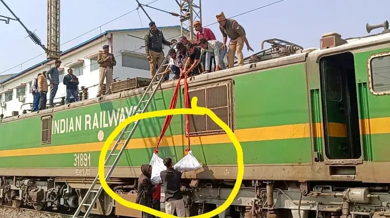 Chandauli News: मालगाड़ी पर हाईटेंशन लाइन की चपेट में आकर अज्ञात कि मौत, शव उतारने में कर्मचारियों के छूटे पसीने.

