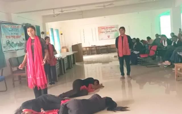 Chandauli News: राष्ट्रीय सड़क सुरक्षा माह के तहत हुई भाषण व नुक्कड़ नाटक प्रतियोगिता.
