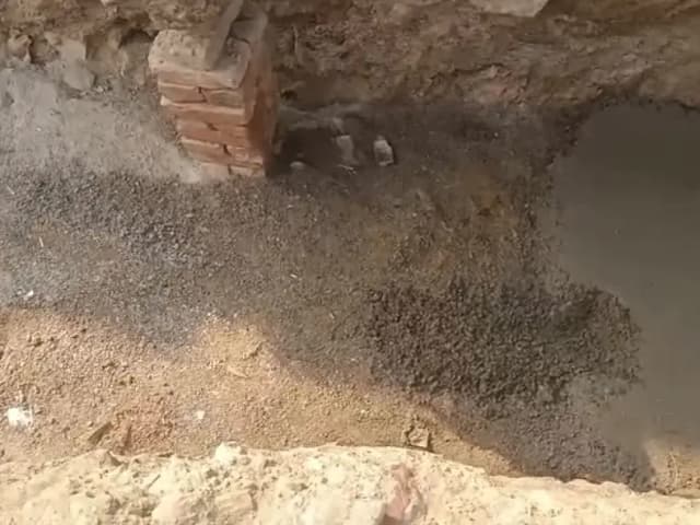 Sonbhadra News: बिल्ली मारकुंडी में नाली निर्माण पर सवाल, ग्रामीणों ने गुणवत्ताहीन कार्य का लगाया आरोप, सरकारी धन के दुरुपयोग की चर्चा.
