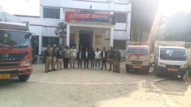 Chandauli News: गोवंश तस्करों के खिलाफ पुलिस की बड़ी कार्रवाई, 16 गौवंश बरामद, 8 आरोपी गिरफ्तार.
