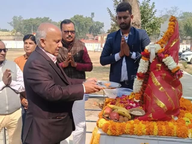 Sonbhadra News: रेलकर्मचारी इंटर कॉलेज चोपन में सरस्वती प्रतिमा का अनावरण.
