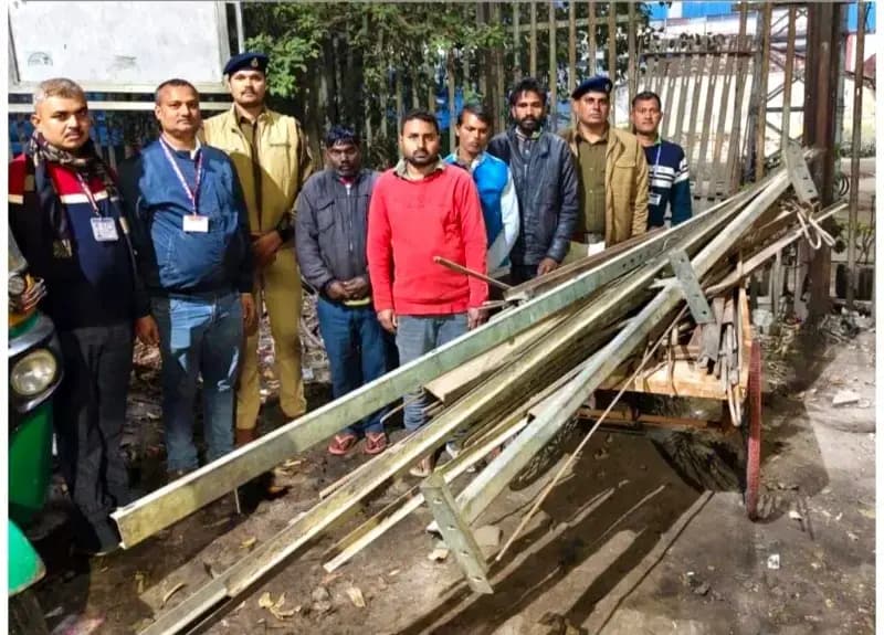 Chandauli News: चोरी का लोहा ले जाते चार चोर चढ़े आरपीएफ के हत्थे.
