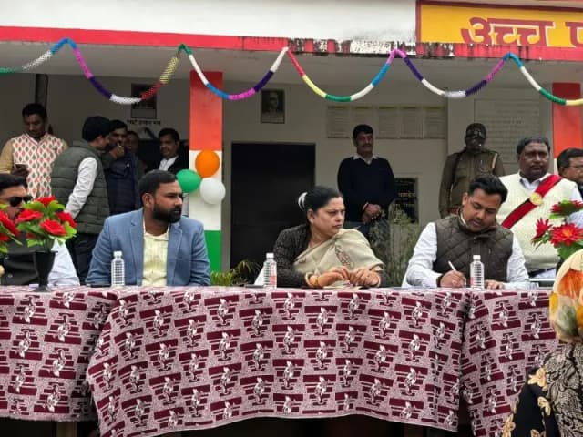 Chandauli News: नो मैपिंग मतदाताओं के सत्यापन को लेकर धरहरा में लगा विशेष कैंप.