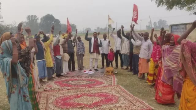 Sonbhadra News: गणतंत्र दिवस की पूर्व संध्या पर भाकपा ने संविधान बचाओ, मनरेगा बचाओ और स्मार्ट मीटर हटाओ को लेकर आवाज की बुलंद.