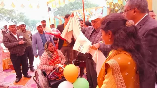 Sonbhadra News: दिव्यांग पत्नी को पति के कंधे पर देख डीएम हुए भावुक, तत्काल उपलब्ध कराई गईं मोटराइज्ड ट्राइसाइकिल.
