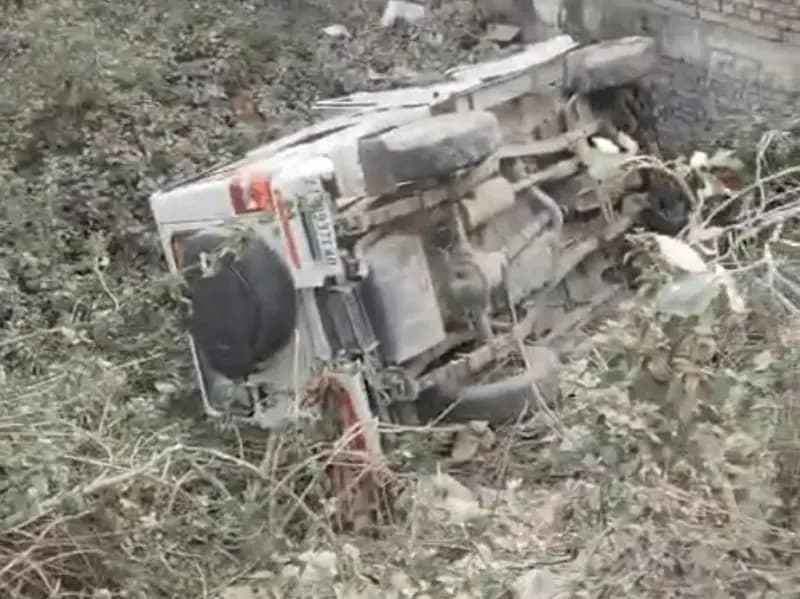 Sonbhadra News: महिला को टक्कर मारकर सीओ की गाड़ी खाई में पलटी, सीओ और चालक वाराणसी रिफर.
