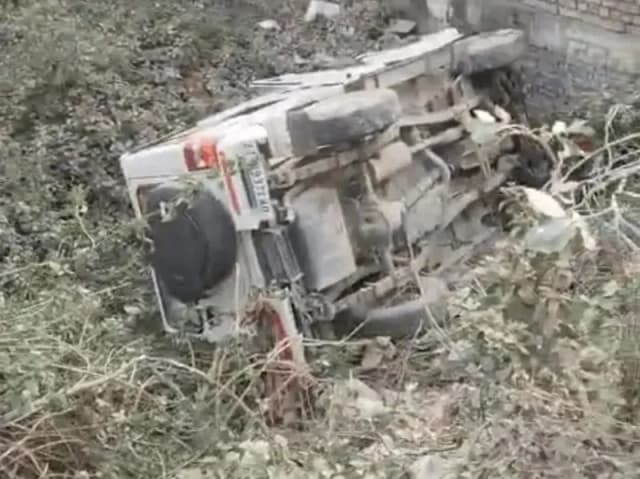 Sonbhadra News: महिला को टक्कर मारकर सीओ की गाड़ी खाई में पलटी, सीओ और चालक वाराणसी रिफर.