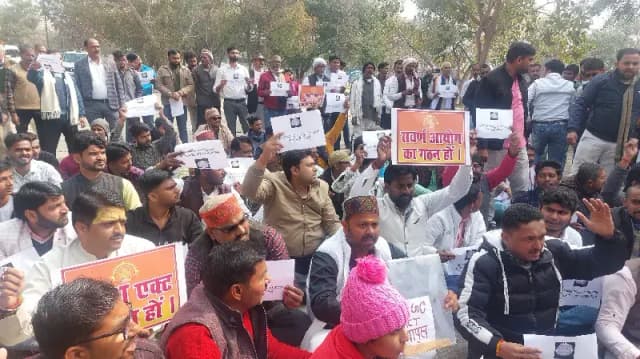 Sonbhadra News: यूजीसी की नीतियों के खिलाफ सवर्ण आर्मी का जोरदार प्रदर्शन, छात्र विरोधी बताते हुए बिल वापस लेने की मांग.