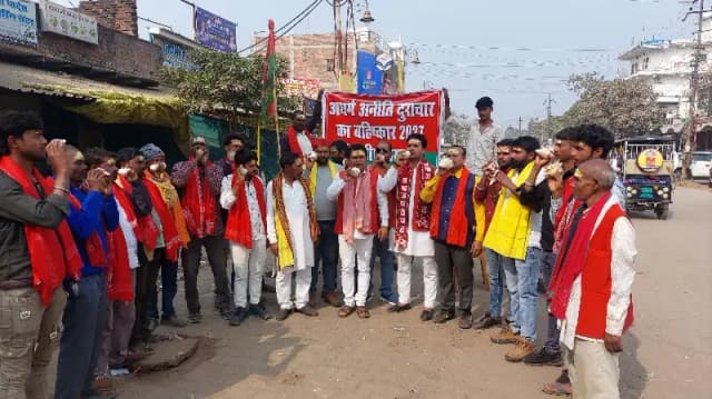 Sonbhadra News: सपा ने सरकार पर लगाया साधु-संतों के अपमान का आरोप, 2027 में सरकार बदलने का आह्वान.