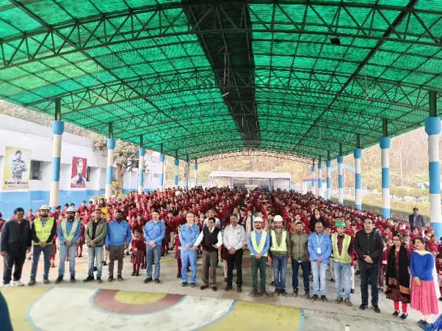 Sonbhadra News: डीएवी पब्लिक स्कूल में सड़क सुरक्षा कार्यक्रम, छात्रों और समुदाय को जागरूक करने का उद्देश्य.