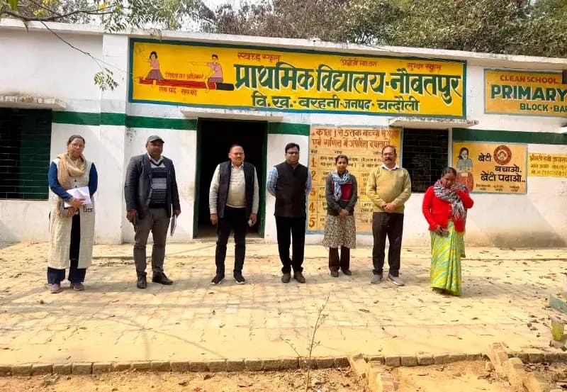 Chandauli News:कंपोजिट विद्यालय पर अचानक पहुंचे बीएसए, गैरहाजिर शिक्षक का रोका वेतन. 
