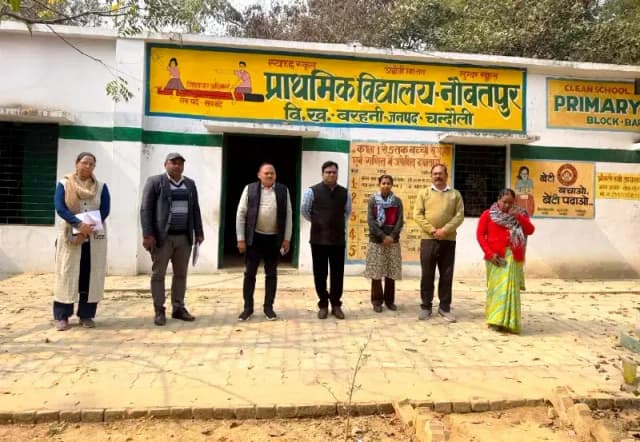 Chandauli News:कंपोजिट विद्यालय पर अचानक पहुंचे बीएसए, गैरहाजिर शिक्षक का रोका वेतन. 
