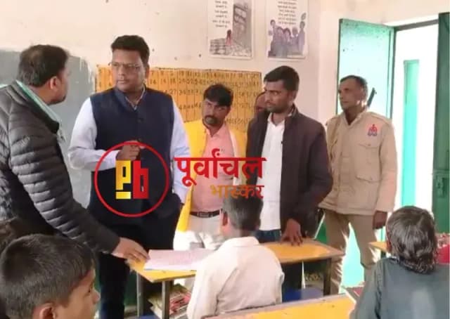 Chandauli News: प्रधान पति व सहायक अध्यापक ने बच्चों के 15 दिन के मिड डे मील पर डाला डाका.