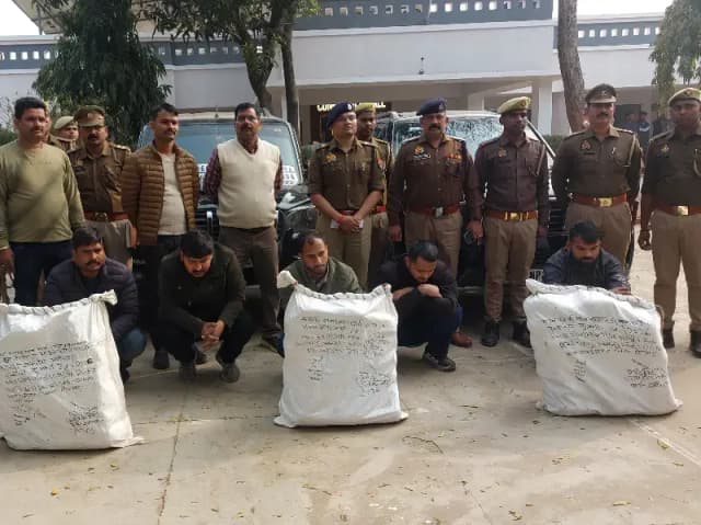 Sonbhadra News: यूपी पुलिस का सिपाही गांजा तस्करी में गिरफ्तार, 60 किलो गांजा, 5.25 लाख नकद के साथ 5 तस्कर भी धरे गए.