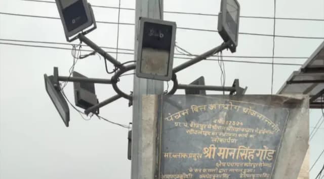 Sonbhadra News: श्रीराम चौक की हाई मास्ट लाइट एक माह से खराब, व्यापारियों ने जताई नाराज़गी.
