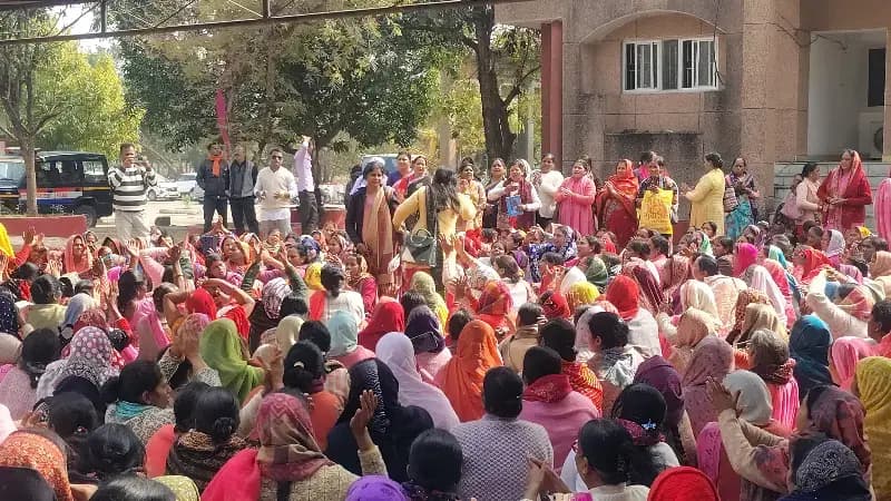 Sonbhadra News: आंगनबाड़ी कार्यकर्ताओं ने अपनी मांगों को लेकर कलेक्ट्रेट प्रांगण में किया प्रदर्शन, सौंपा ज्ञापन.