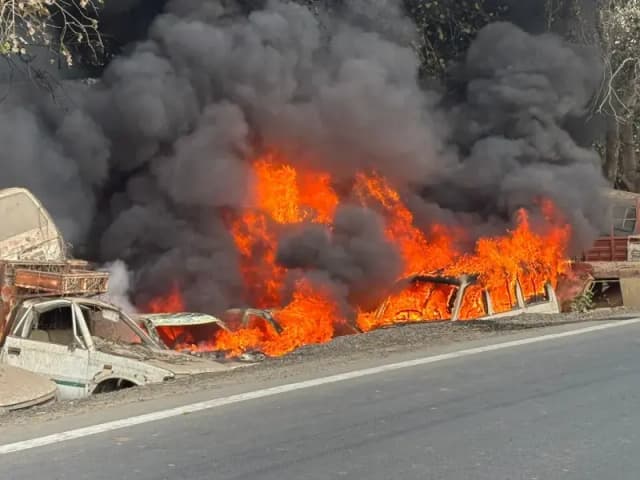 Chandauli News: हाइवे किनारे पुलिस डंपिंग यार्ड में लगी भीषण आग, 17 जब्त वाहन जलकर खाक.
