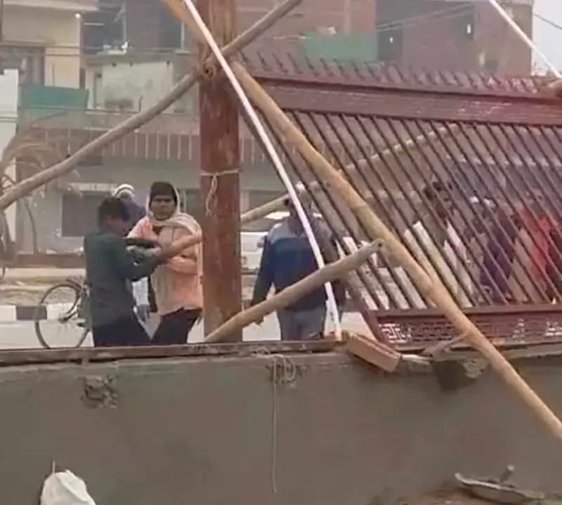Chandauli News: दिनदहाड़े बाउंड्रीवाल की रेलिंग उखाड़ी, विरोध पर मारपीट का आरोप.
