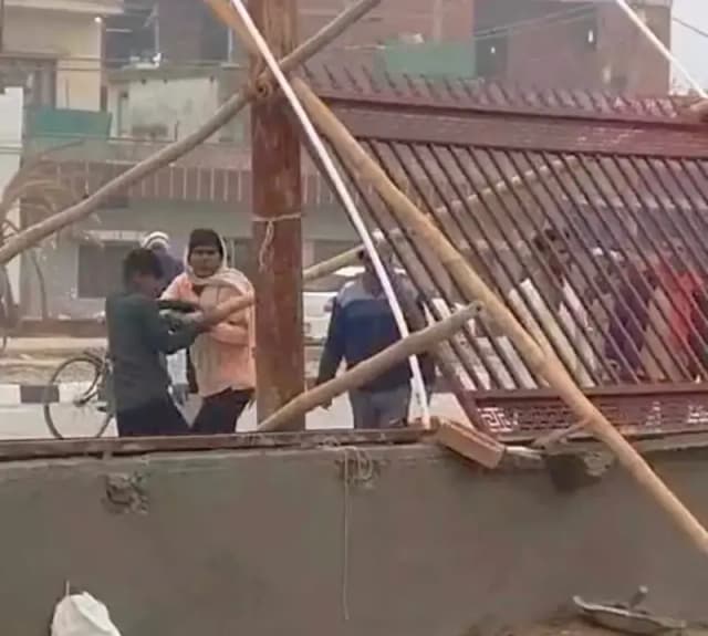 Chandauli News: दिनदहाड़े बाउंड्रीवाल की रेलिंग उखाड़ी, विरोध पर मारपीट का आरोप.
