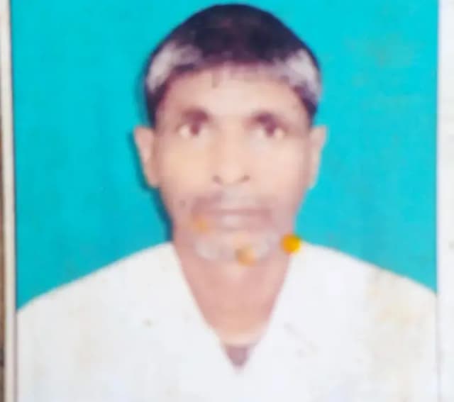 Chandauli News: आर्थिक तंगी से टूटा वृद्ध, बबूल के पेड़ से लटक कर दी जान.
