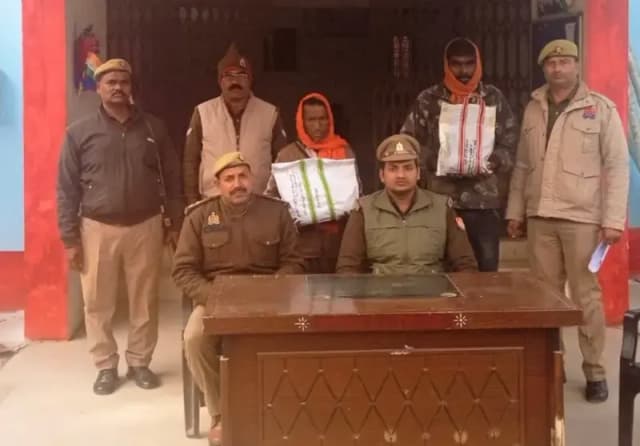 Chandauli News:बलुआ पुलिस की कार्रवाई, दो गांजा तस्कर गिरफ्तार.
