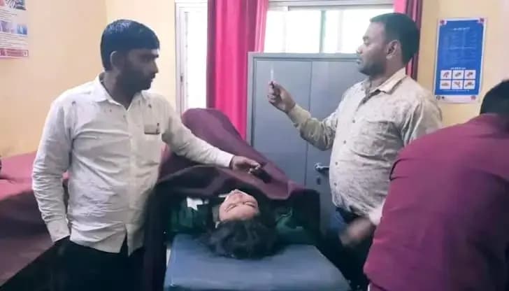 Chandauli News: राजदरी जलप्रपात घूमने जा रहे बाइक सवार खाई में गिरने से बाल बाल बचे.
