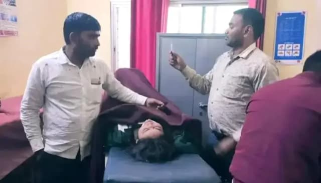 Chandauli News: राजदरी जलप्रपात घूमने जा रहे बाइक सवार खाई में गिरने से बाल बाल बचे.
