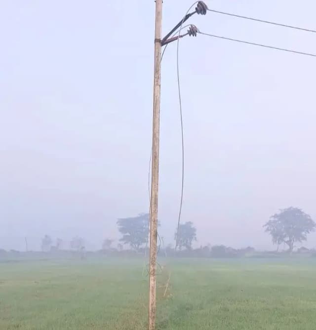 Chandauli News: हैरान करने वाली घटना, 33 हजार वोल्ट लाइन के पांच पोल का केबल ले उड़े चोर.
