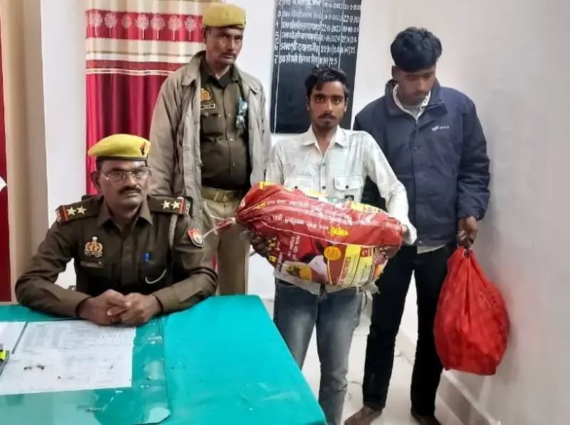 Chandauli News: बाइक से 29.56 लीटर अवैध शराब बरामद, दो तस्कर गिरफ्तार.
