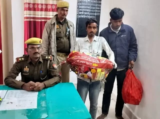 Chandauli News: बाइक से 29.56 लीटर अवैध शराब बरामद, दो तस्कर गिरफ्तार.
